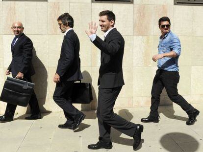 Leo Messi camina detrás del penalista Cristóbal Martell tras declarar en Gavà (Barcelona) como imputado.
