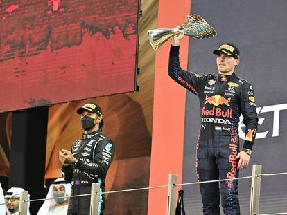 Hamilton y Verstappen en el podio del Gran Premio de Abu Dabi.