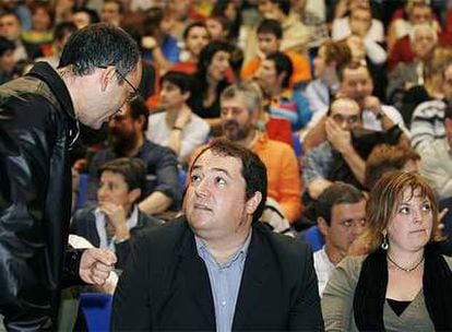 Los miembros de la ilegalizada Batasuna Pernando Barrena, Ainara Aremndariz y Joxe Abaurrea, en el acto de Burlada (Navarra).