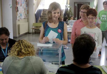 La candidata de Esquerra Unida Marina Albiol, ante la urna en un colegio electoral de Castellón.