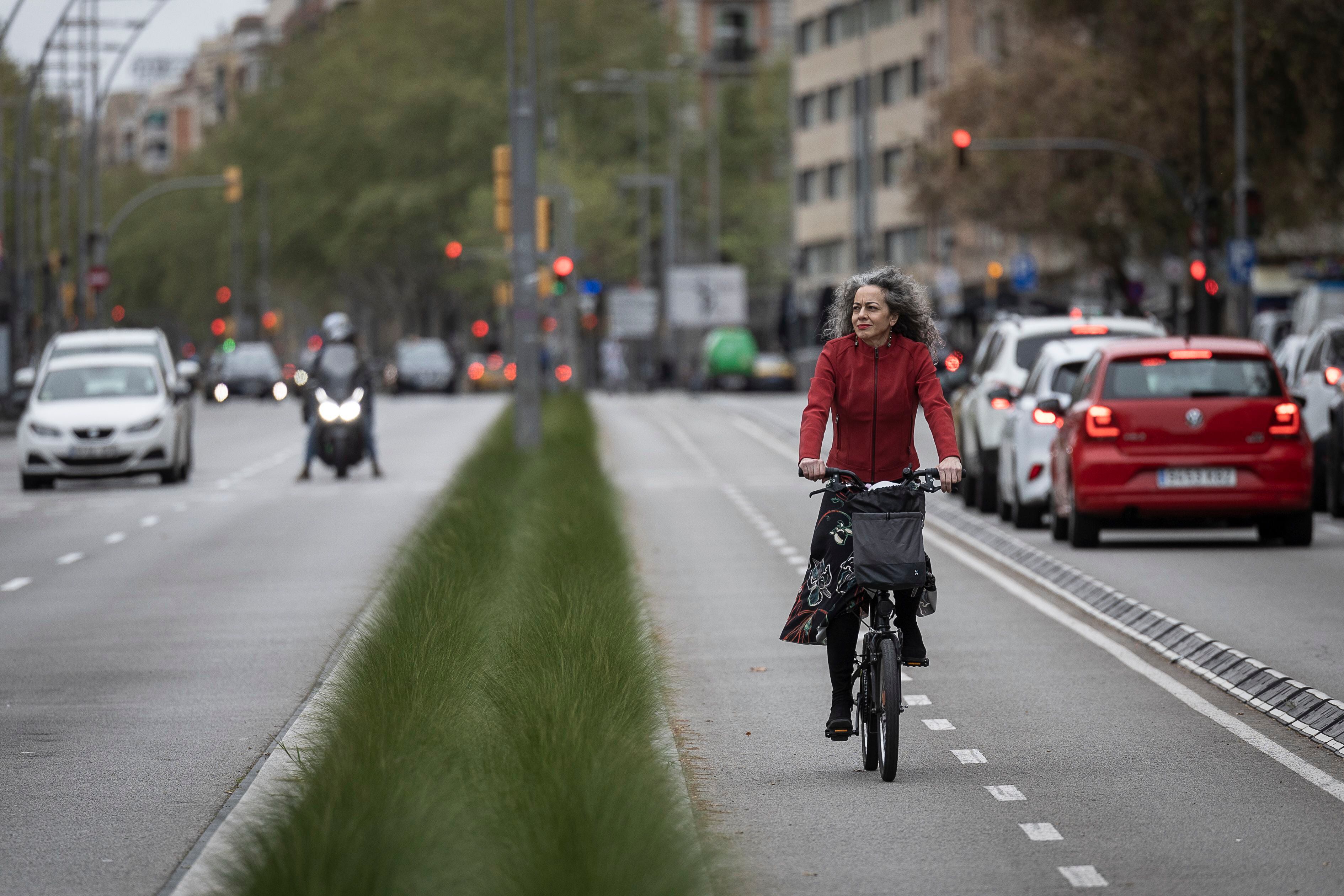 Los roles de género también pedalean: las mujeres en bici hacen distancias más cortas que los hombres y evitan la noche