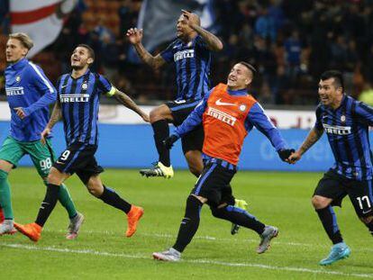 Los jugadores del Inter tras la victoria frente al Hellas Verona. 
