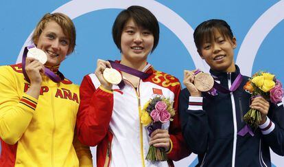 De izquierda a derecha, Mireia Belmonte (plata), Liuyang Jiao (oro) y Natsumi Hoshi (bronce) en el podio.