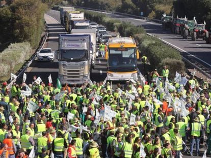 Cientos de agricultores se concentran el la AP-4 entre Sevilla y Cádiz. En vídeo, continúan las protestas de los agricultores.
