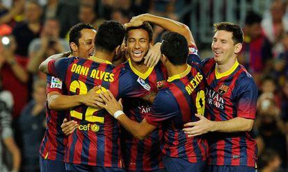 Los jugadores del Bar&ccedil;a abrazan a Neymar tras un gol.