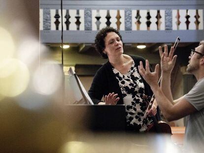 Tabea Zimmermann y Leif Ove Andsnes durante el ensayo de la 'Sonata para viola' de Shostakóvich en la iglesia de Kvinnherad.