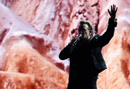 Bono durante un concierto de U2 en Seúl en 2019.