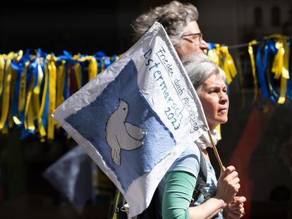 Una mujer asiste a una concentración pacifista en contra de la guerra de Ucrania celebrada en Frankfurt, el 10 de abril de 2023.