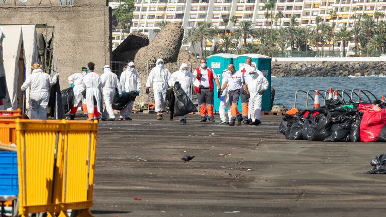 Operarios durante el desmantelamiento del campamento del Puerto de Arguineguín.