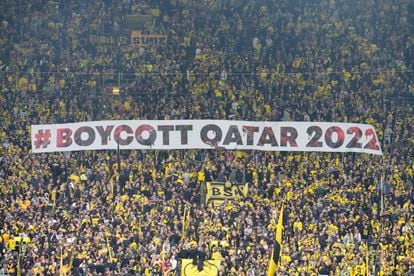 Los aficionados del Borussia Dortmund protestan en contra del Mundial de Qatar, en Alemania, en octubre pasado.