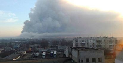 El humo sale del dep&oacute;sito de municiones de Balakleya (Ucrania). 