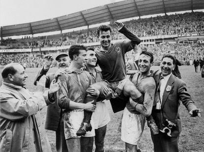 Just Fontaine, porté sur les épaules de ses coéquipiers après un match contre l'Allemagne lors de la Coupe du monde 1958.