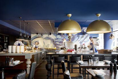 El hotel Andaz Amsterdam Prinsengracht se ha convertido en uno de los espacios de diseño más interesantes de la ciudad. Es uno de los proyectos arquitectónicos del diseñador holandés Marcel Wanders, cofundador y director artístico de la firma Moooi. En la fotografía, cocina abierta en el restaurante del hotel.