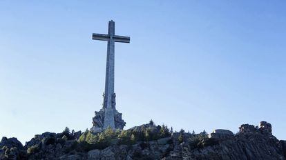 Explanada bajo la cruz del Valle de los Caídos.