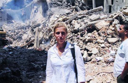 Clarissa Ward, frente a los escombros de un edificio de los suburbios del sur de Beirut en 2006, cuando la guerra entre Israel y Hezbolá llevaba varias semanas en marcha.