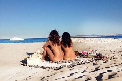 Dues dones naturistes a la platja de ses Illetes, a Formentera (Illes Balears).