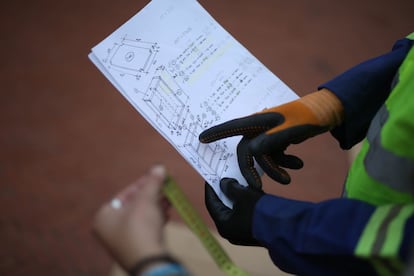 Ismail analiza un plano. Otra de las pistas que este joven ingeniero aporta es que el grigri será capaz de reciclar la propia basura que genere. Él está a cargo de ello.