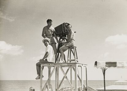 El director (con sombrero) en el rodaje de 'Novio a la vista' en Benicàssim (1953).