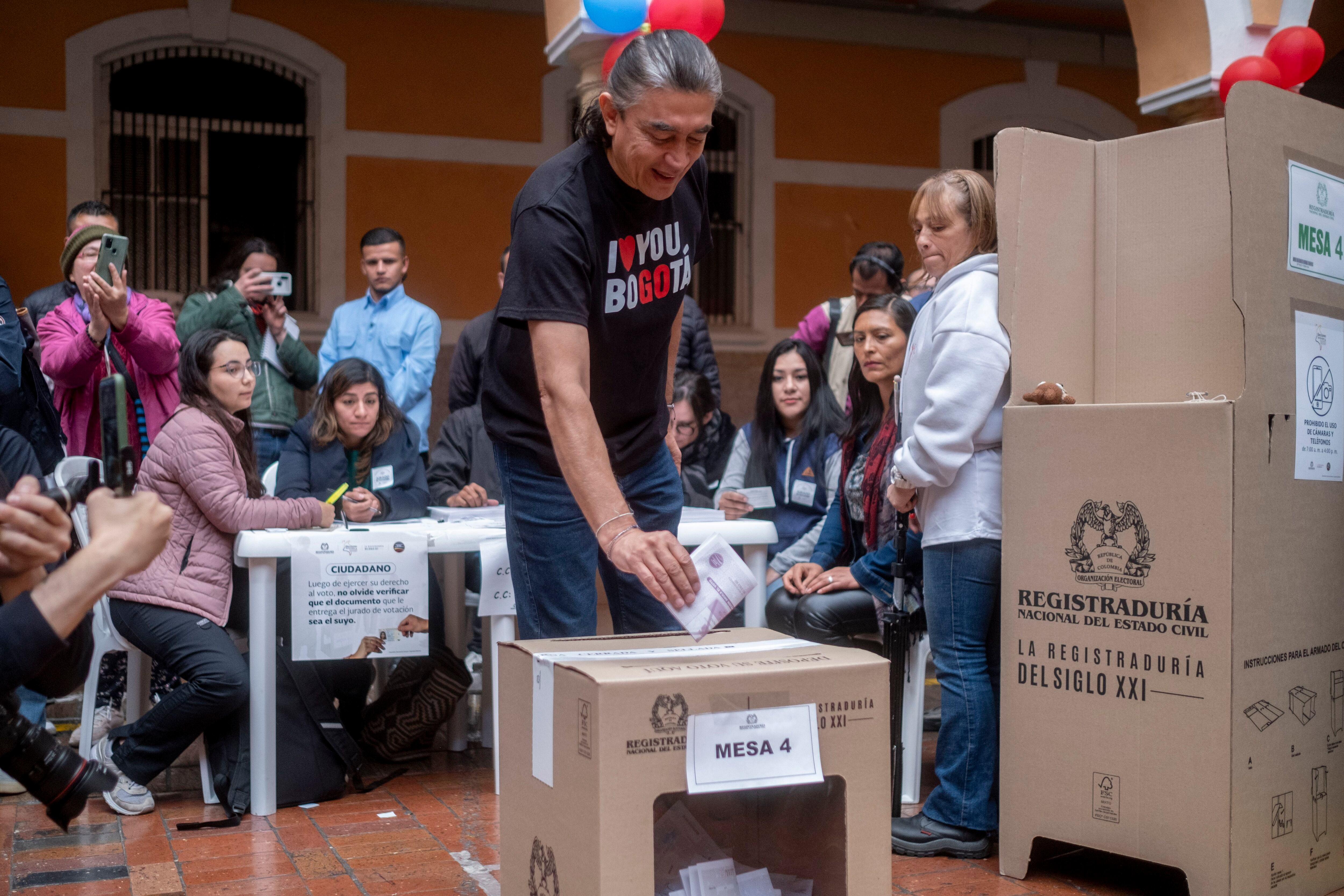 El candidato a la alcaldía de Bogotá Gustavo Bolívar vota en el Colegio Mayor de San Bartolomé.