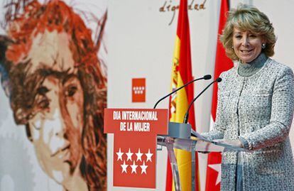 La presidenta de la Comunidad de Madrid, Esperanza Aguirre, durante el acto institucional para conmemorar el Día Internacional de la Mujer