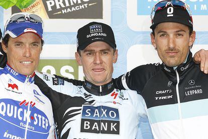 Nick Nuyens, ganador del Tour de Flandes, flanqueado por Sylvain Chavanel y Fabian Cancellara