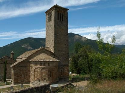 Exterior de la iglesia de San Pedro de Lárrede (Sabiñánigo, Huesca) con su torre, en una foto de archivo.