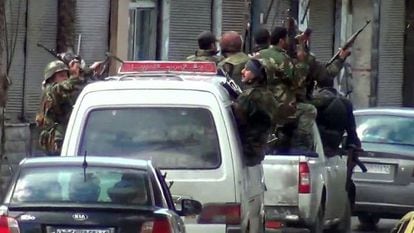 Imagen tomada de un v&iacute;deo de Youtube muestra a un grupo de soldados sirios patrullando los suburbios de Damasco ayer viernes.
 