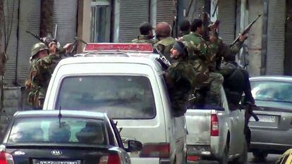 Imagen tomada de un vídeo de Youtube muestra a un grupo de soldados sirios patrullando los suburbios de Damasco ayer viernes.