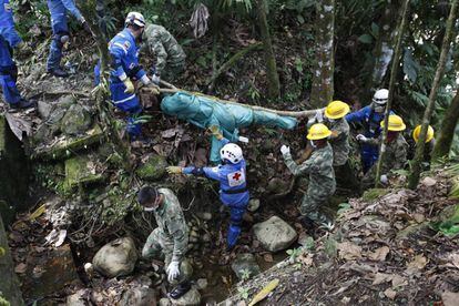 El equipo de rescatistas sigue sacando cuerpos de entre los escombros en Mocoa, al sur de Colombia.