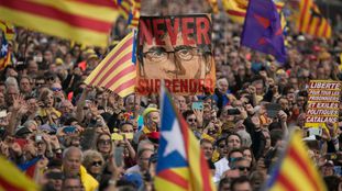 Carteles y banderas 'esteladas' durante el acto en Perpiñán.