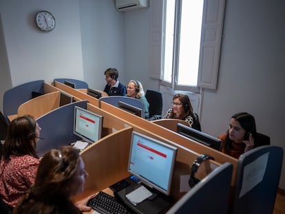 Un equipo de encuestadores, trabajando.