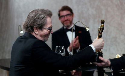 Gary Oldman mira orgulloso y feliz su Oscar.
