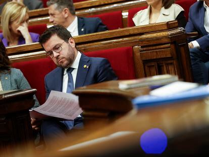 El presidente de la Generalitat, Pere Aragonès, durante el pleno del Parlament. EFE/Toni Albir