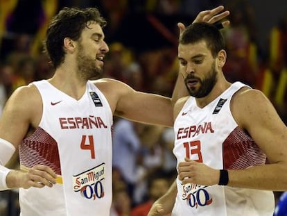 Pau y Marc Gasol en el partido ante Francia de la fase de grupos.