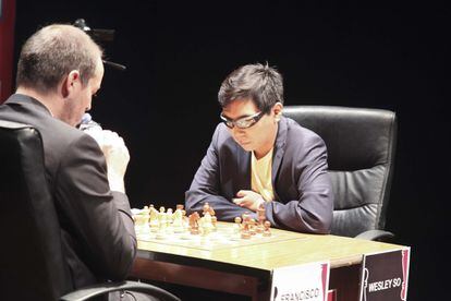 Wesley So, con sus gafas especiales durante la primera partida con Vallejo, que perdió tras un error tremendo