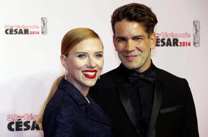 Scarlett Johansson y Romain Dauriac, en los premios César de 2014.