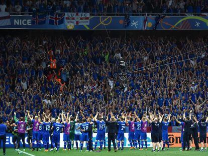 Jugadores de Islandia ponen en pie a su afición tras derrotar a Inglaterra en la Eurocopa de 2016.