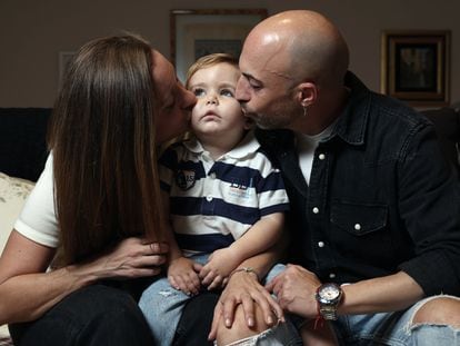 Laura y Juan junto a su hijo Guille, que padece el síndrome Desanto Shinawi, en su casa en Madrid.