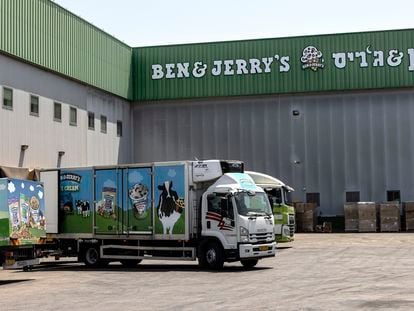 Un camión de reparto carga helados en la fábrica de Ben & Jerry's en Be'er Tuvia, este martes.