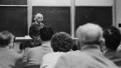 Albert Einstein imparte su primera charla en el Instituto de Estudios Avanzados de Princeton (EE UU) en 1955.