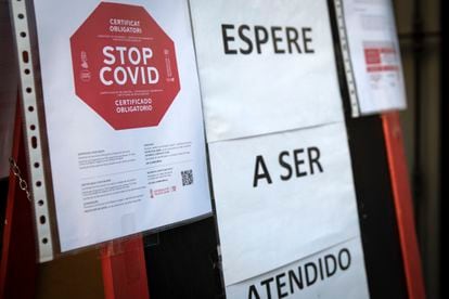 Un local muestra en su puerta la exigencia de mostrar el pasaporte covid en Valencia.