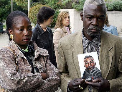 Los padres de Ndombele Augusto Domínguez, joven asesinado en Alcorcón, a la entrada del juicio.