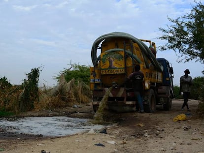 Un camión cistera esparce aguas residuales a las afueras de Saint Louis (Senegal).