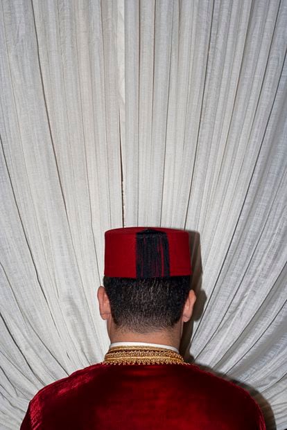 Detail of a fez, a complement to the clothing of the employees.
