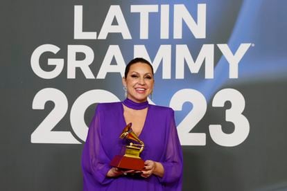 Niña Pastori con su gramófono al mejor álbum flamenco. 