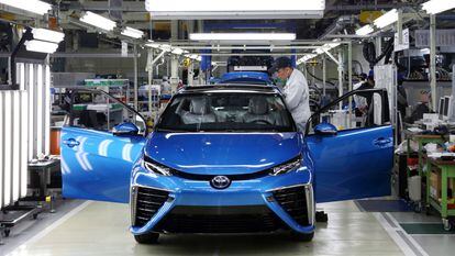 Fabricación del turismo Mirai, con pila de combustible de hidrógeno, en la factoría de Toyota en la prefectura japonesa de Aichi.