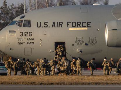 Soldados estadounidenses desembarcan en la pista del aeropuerto de Rzeszow-Jasionka, este miércoles en Polonia.