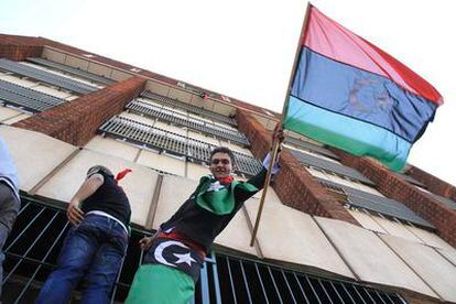 Libios residentes en Zimbabwe celebran que los rebeldes han entrado en la capital de Libia en la Embajada de Libia en Harare