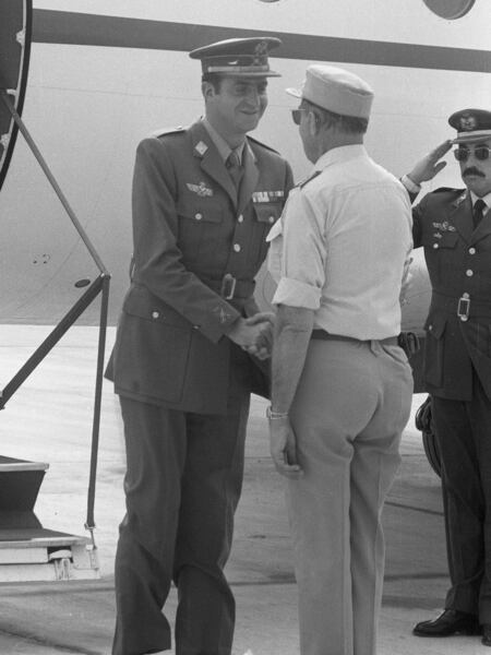 El entonces príncipe Juan Carlos de Borbón, a su llegada a El Aaiún, el 2 de noviembre de 1975.