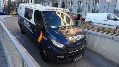 Un furgón policial entra en el garaje de la Audiencia Nacional, en Madrid, adonde se ha trasladado este lunes a Yassine Kanjaa.